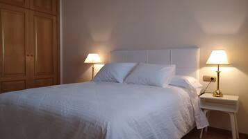 2 chambres, fer et planche à repasser, Wi-Fi, draps fournis