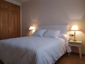 2 chambres, fer et planche à repasser, Wi-Fi, draps fournis