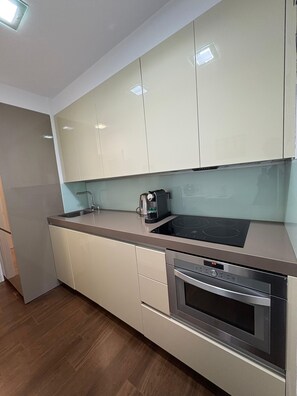 Geladeira, micro-ondas, cooktop, lava-louças