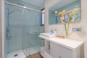 Shower, hair dryer, towels - Holiday Home 'City Center Lorca Suit Parking Free' with Balcony, Wi-Fi and Air Conditioning (Granada)