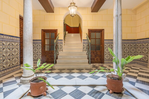 المنشأة من الداخل