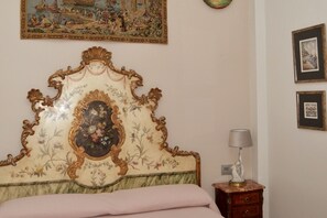 Tabla de planchar con plancha, wifi y ropa de cama