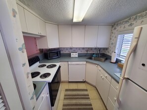 Condo, 1 cama King e sofá-cama, varanda (Tradewinds 151) | Cozinha privada | Mesas de jantar