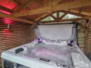 Cottage | Outdoor spa tub
