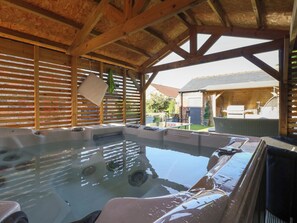 Outdoor spa tub - Ten Gables (Driffield)