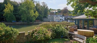 Luxury Waterfront Boathouse with Hot Tub, Private Garden & Alfresco Kitchen