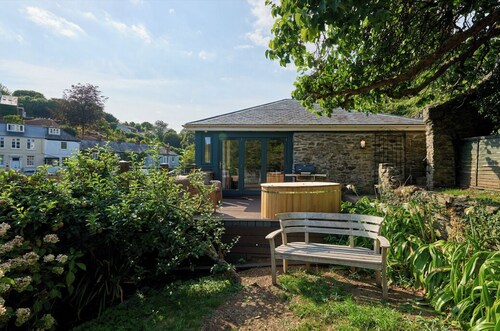 Luxury Waterfront Boathouse with Hot Tub, Private Garden & Alfresco Kitchen