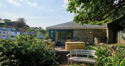 Luxury Waterfront Boathouse with Hot Tub, Private Garden & Alfresco Kitchen