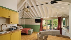 Una habitación acogedora con cocina, una cama y comedor.
