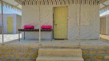 Escritorio y espacio para trabajar con laptop