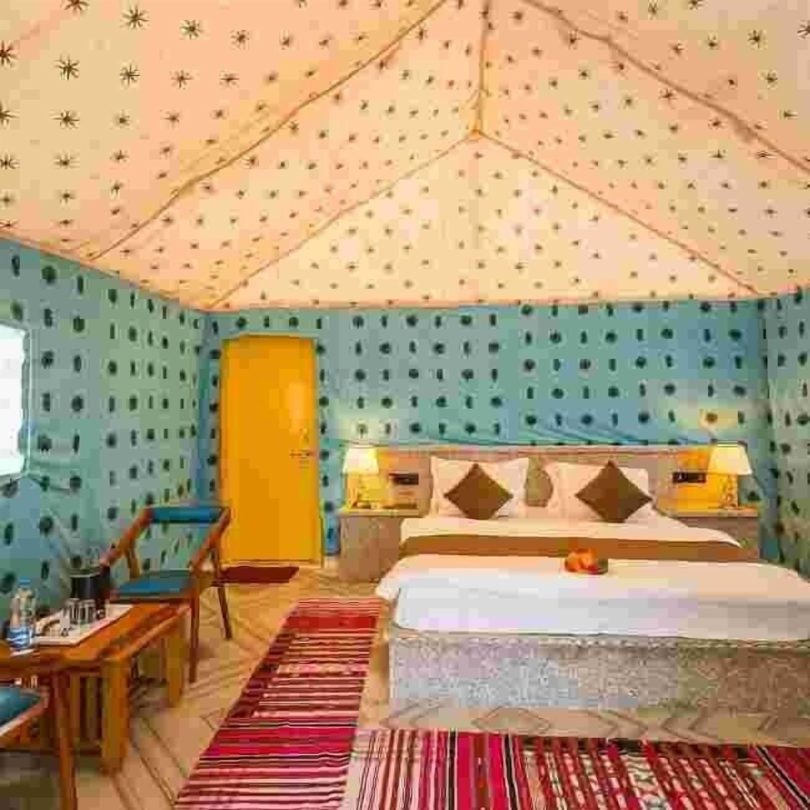 ファミリー テント | デスク、ノートパソコン用作業スペース