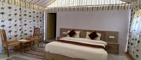 华丽帐篷房 | 办公桌、笔记本电脑工作区