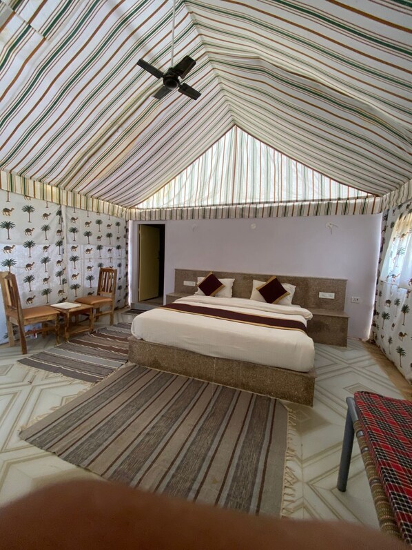 Tienda de campaña Deluxe | Escritorio y espacio para trabajar con laptop 