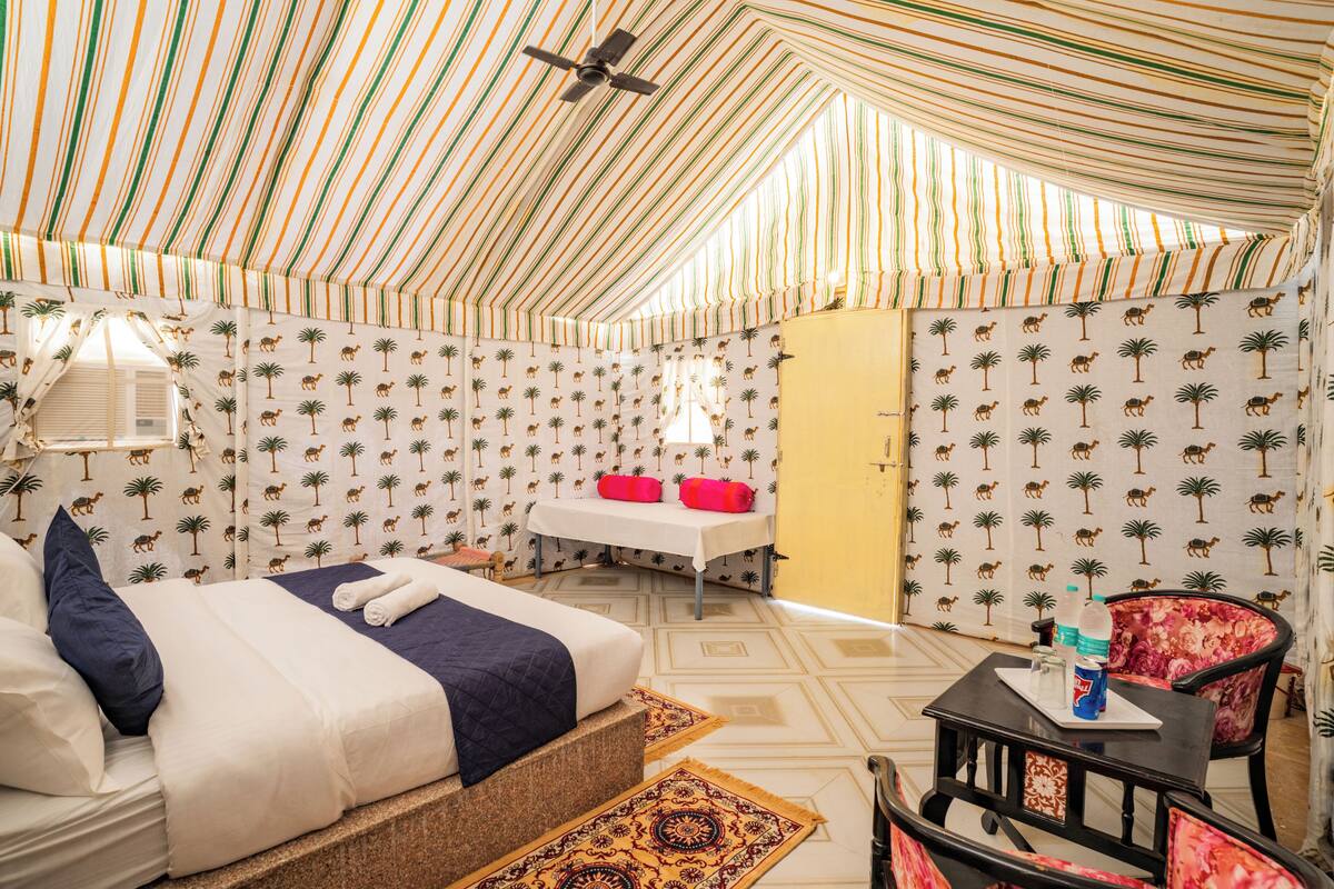 Tienda de campaña de lujo | Escritorio y espacio para trabajar con laptop