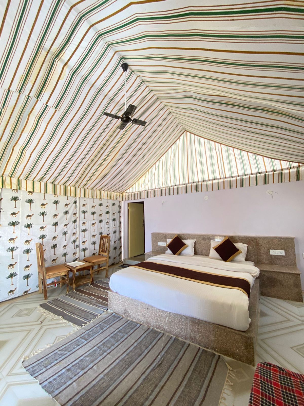 デラックス テント | デスク、ノートパソコン用作業スペース