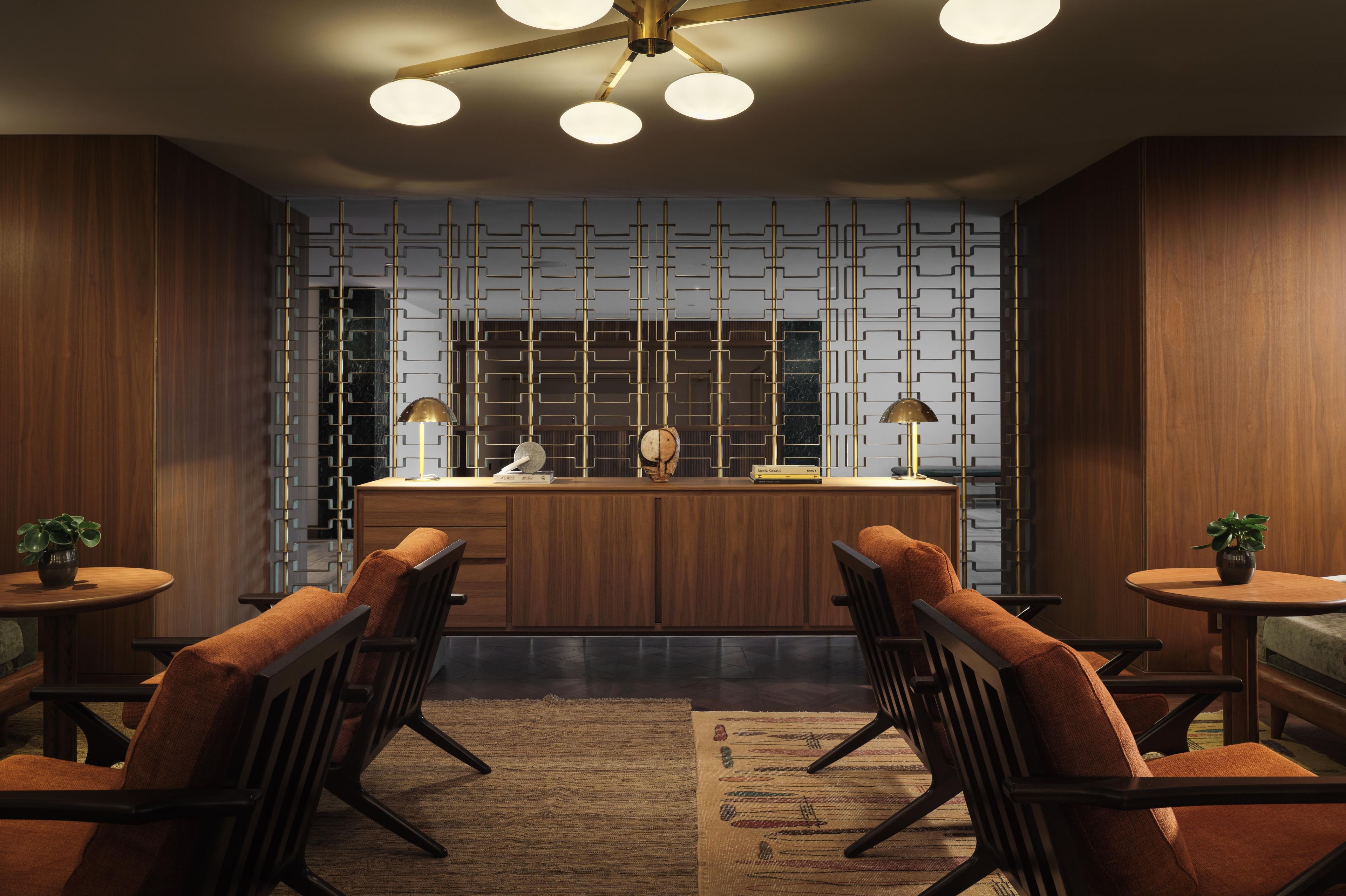 Une cuisine moderne avec des meubles en bois, un îlot central et des luminaires suspendus.