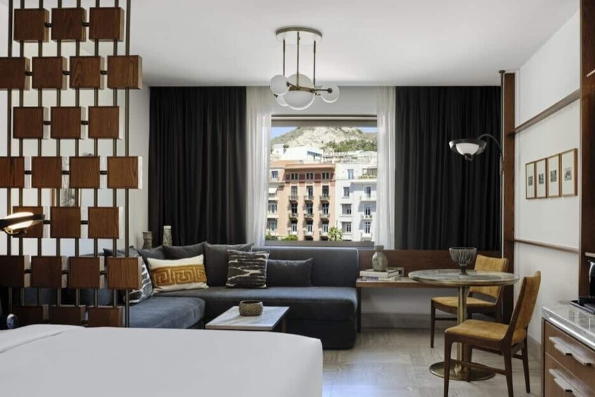 Hypo-allergenic bedding, blackout drapes, free cribs/infant beds