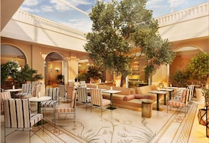 4 restaurants; breakfast, lunch, dinner, and brunch served