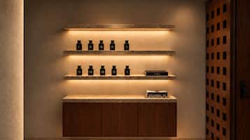 Un estante de pared con varias botellas y un libro con la etiqueta 'MIES' en el estante inferior.