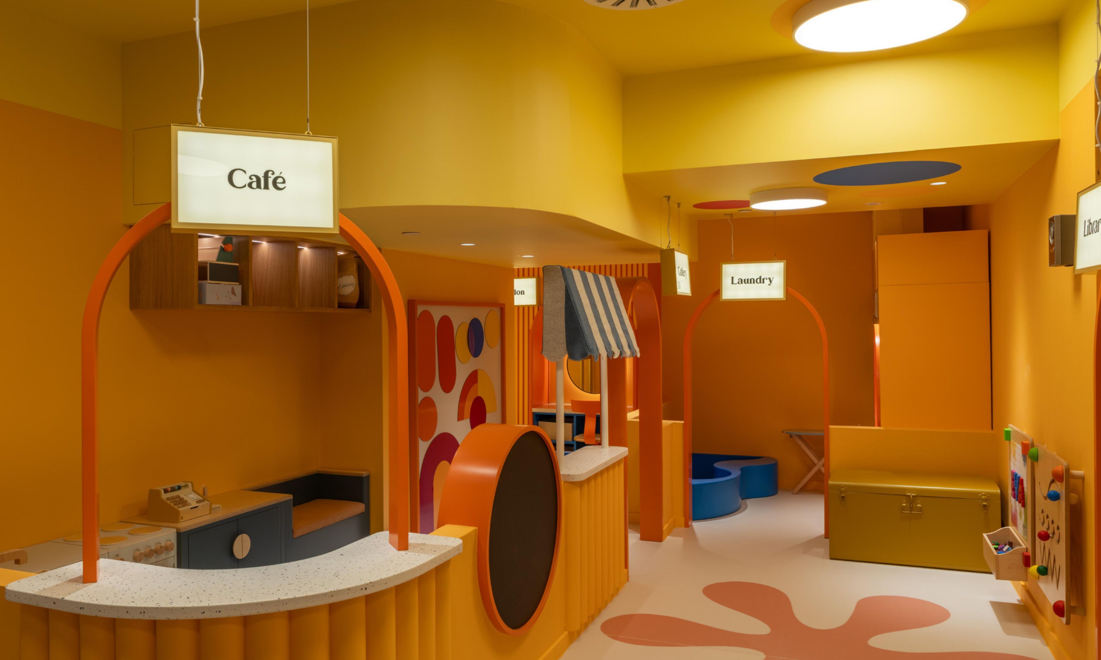 Ein farbenfroher Spielbereich mit Café und Wäscheservice.