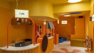 Ein farbenfroher Spielbereich mit Café und Wäscheservice.