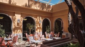 4 restaurantes; se sirven desayunos, comidas, cenas y brunch