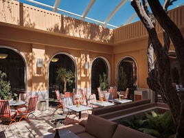 4 restaurants; breakfast, lunch, dinner, and brunch served