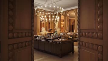 4 restaurants; breakfast, lunch, dinner, and brunch served
