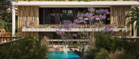 Piscine intérieure, piscine extérieure en saison