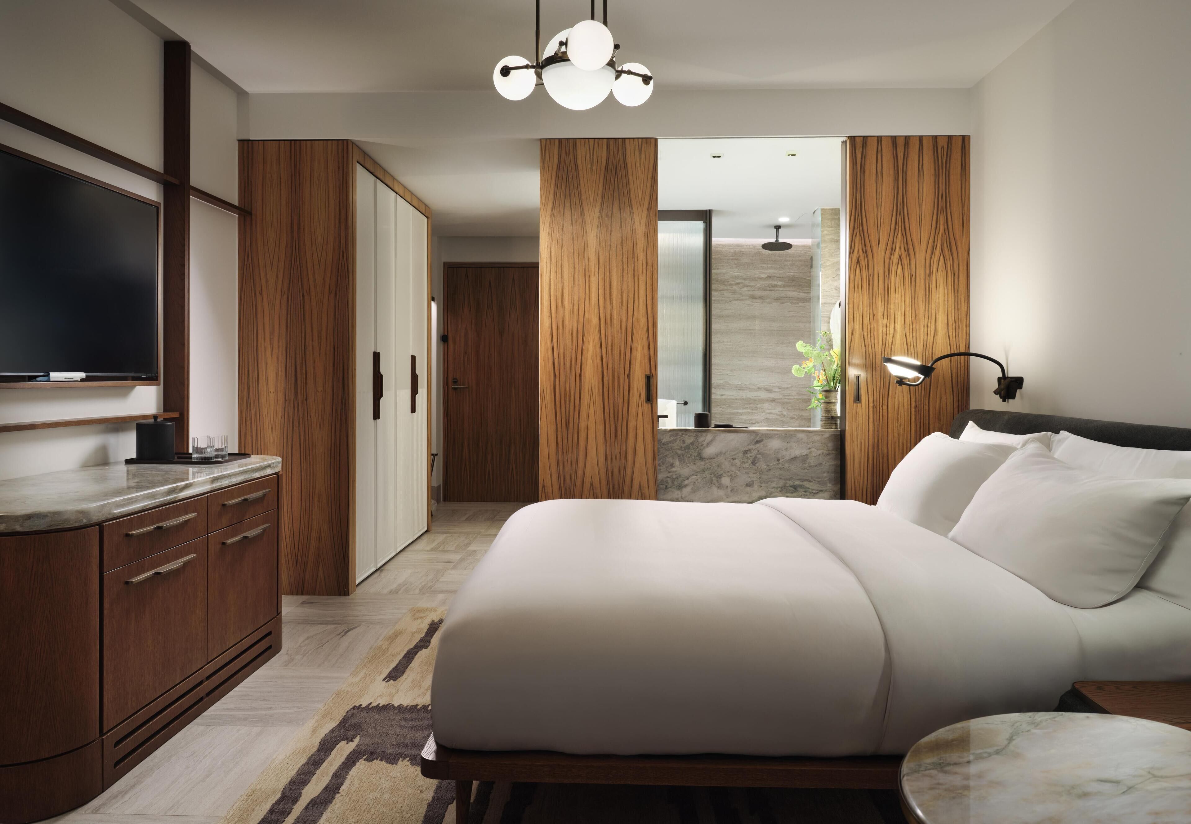 Bộ đồ giường kháng d ị ứng, minibar, két bảo mật tại phòng 