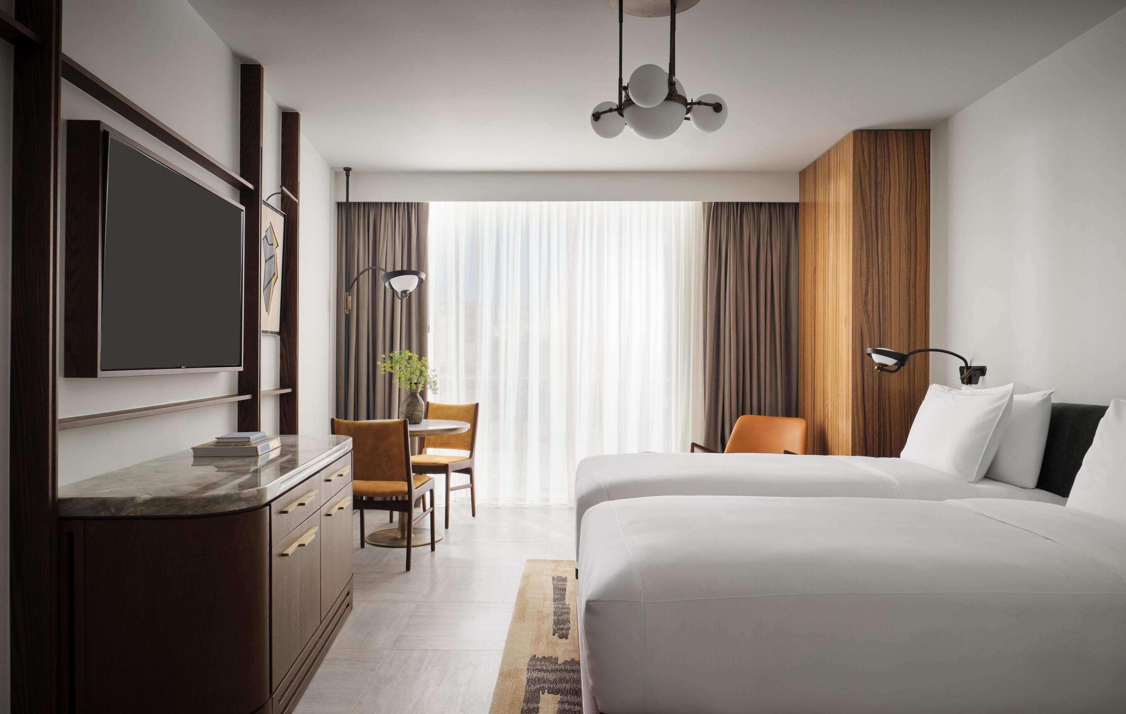 Bộ đồ giường kháng dị ứng, minibar, két bảo mật tại phòng 