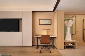 Down comforters, memory foam beds, free minibar items, in-room safe - Hilton Garden Inn Zhengzhou Airport Aerotropolis (Zhengzhou)