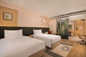 Quarto, 2 camas de solteiro | Quartos à prova de som, ferros/tábuas de passar roupa