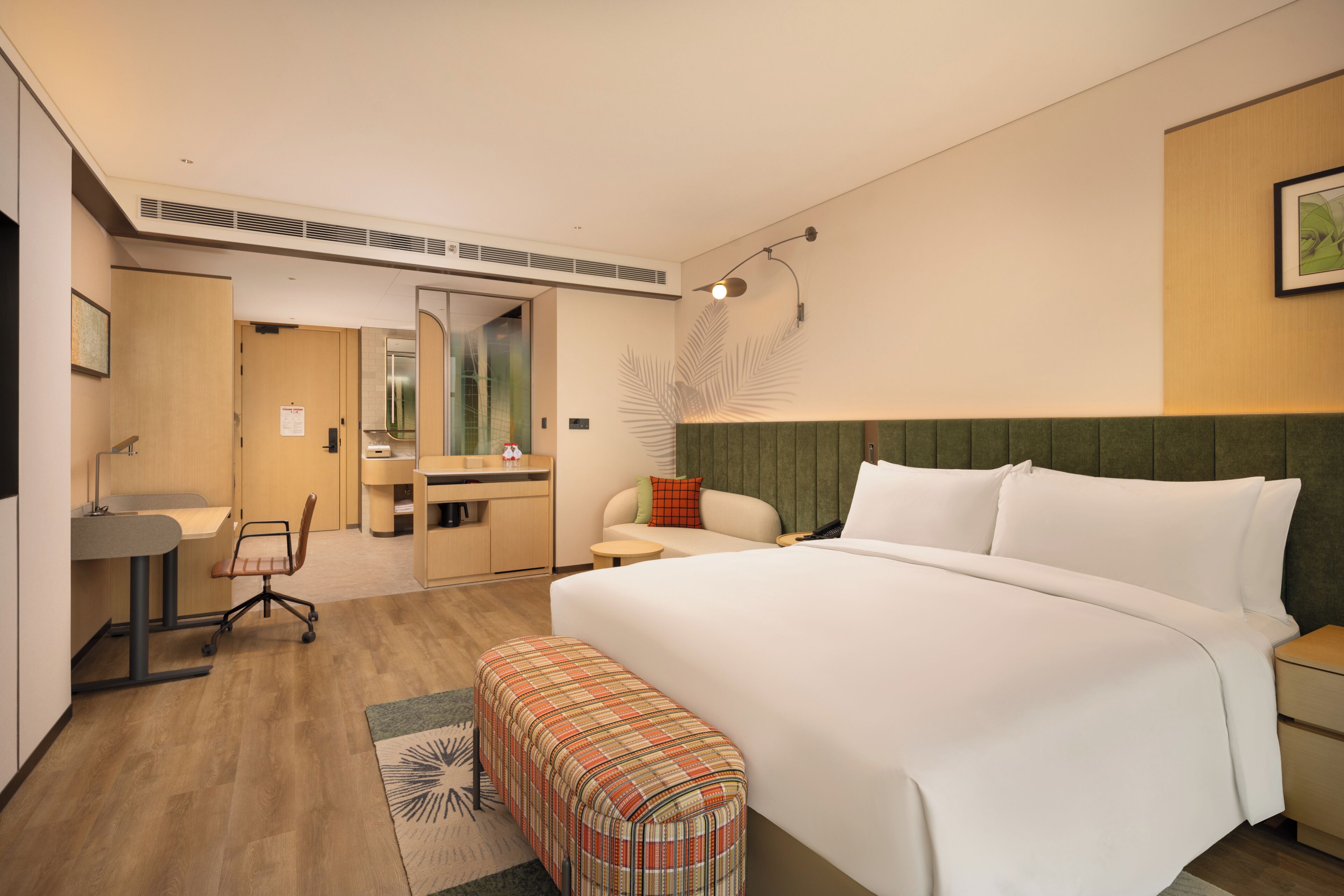 Room, 1 King Bed (High Floor) | Soundproofing, iron/ironing board