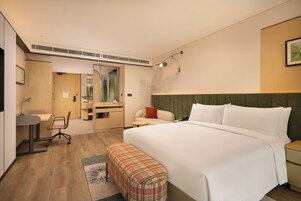 Quarto, 1 cama King (High Floor) | Edredons de pluma, camas com colchões de espuma com sistema de memória