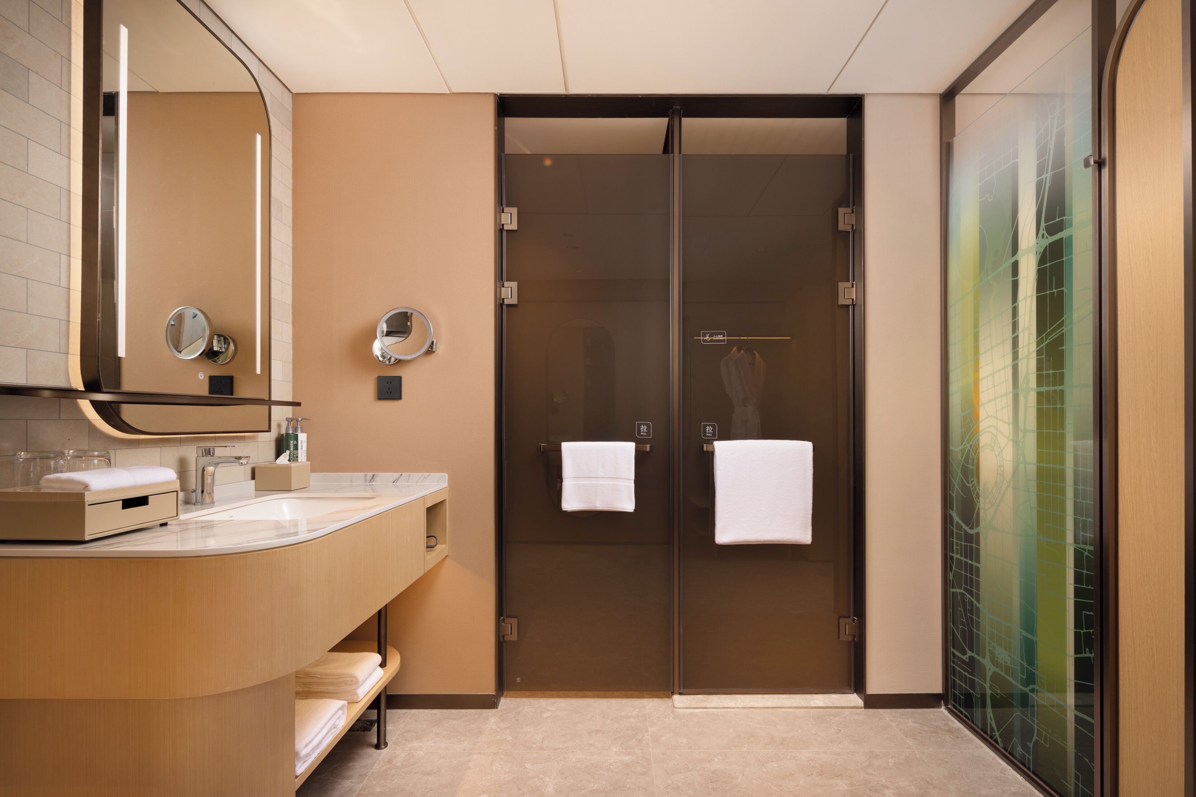 Habitación, 1 cama de matrimonio grande (High Floor) | Baño | Artículos de higiene personal gratuitos, secador de pelo y albornoces