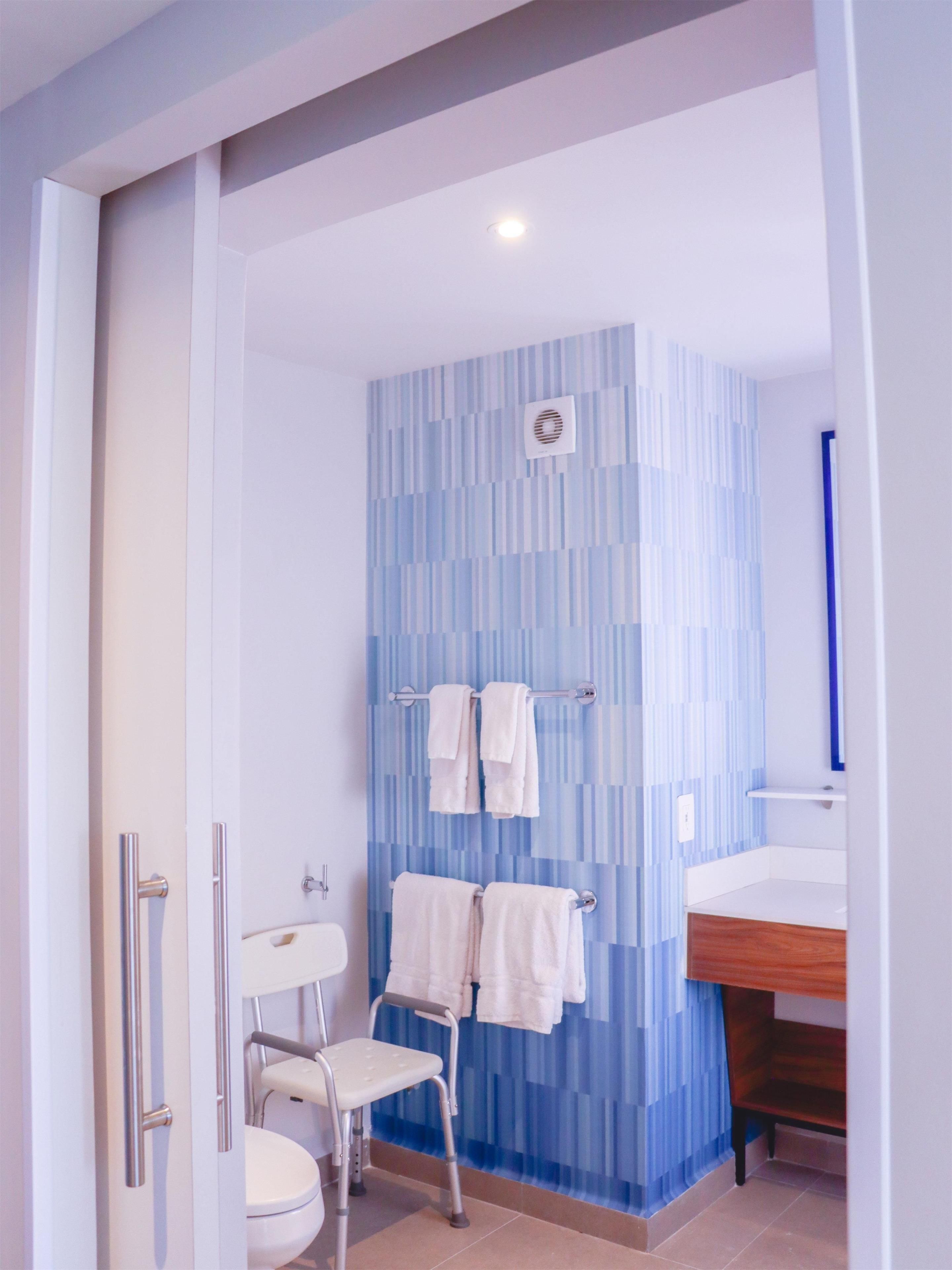 Un baño con ducha, inodoro y lavabo.