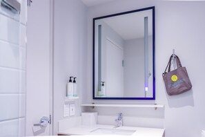 Shower, rainfall showerhead, free toiletries, hair dryer - Tru By Hilton Puebla Angelopolis (San Andrés Cholula)