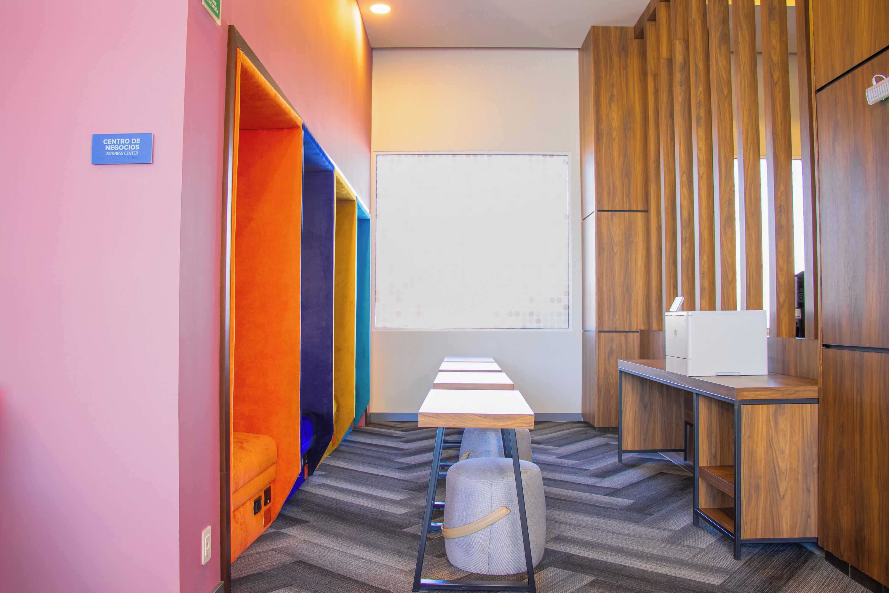Un espace de bureau moderne comprenant un tableau blanc, un bureau et une chaise.