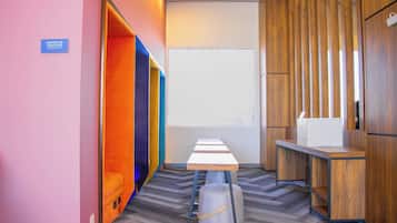 Un espace de bureau moderne comprenant un tableau blanc, un bureau et une chaise.