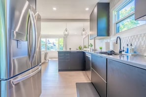 Private kitchen - 5BR Home in Nepean Ottawa (Ottawa)