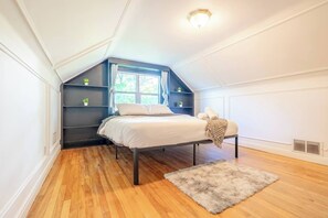 5 bedrooms, iron/ironing board, WiFi, bed sheets