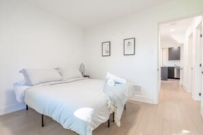 5 عدّة غرف نوم ومكواة/لوح كي وواي فاي وملاءات أسرّة