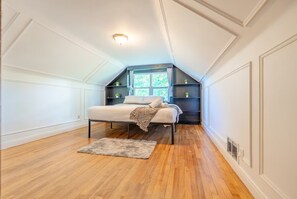 5 bedrooms, iron/ironing board, WiFi, bed sheets