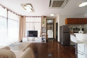 4 bedrooms, iron/ironing board, Internet, bed sheets