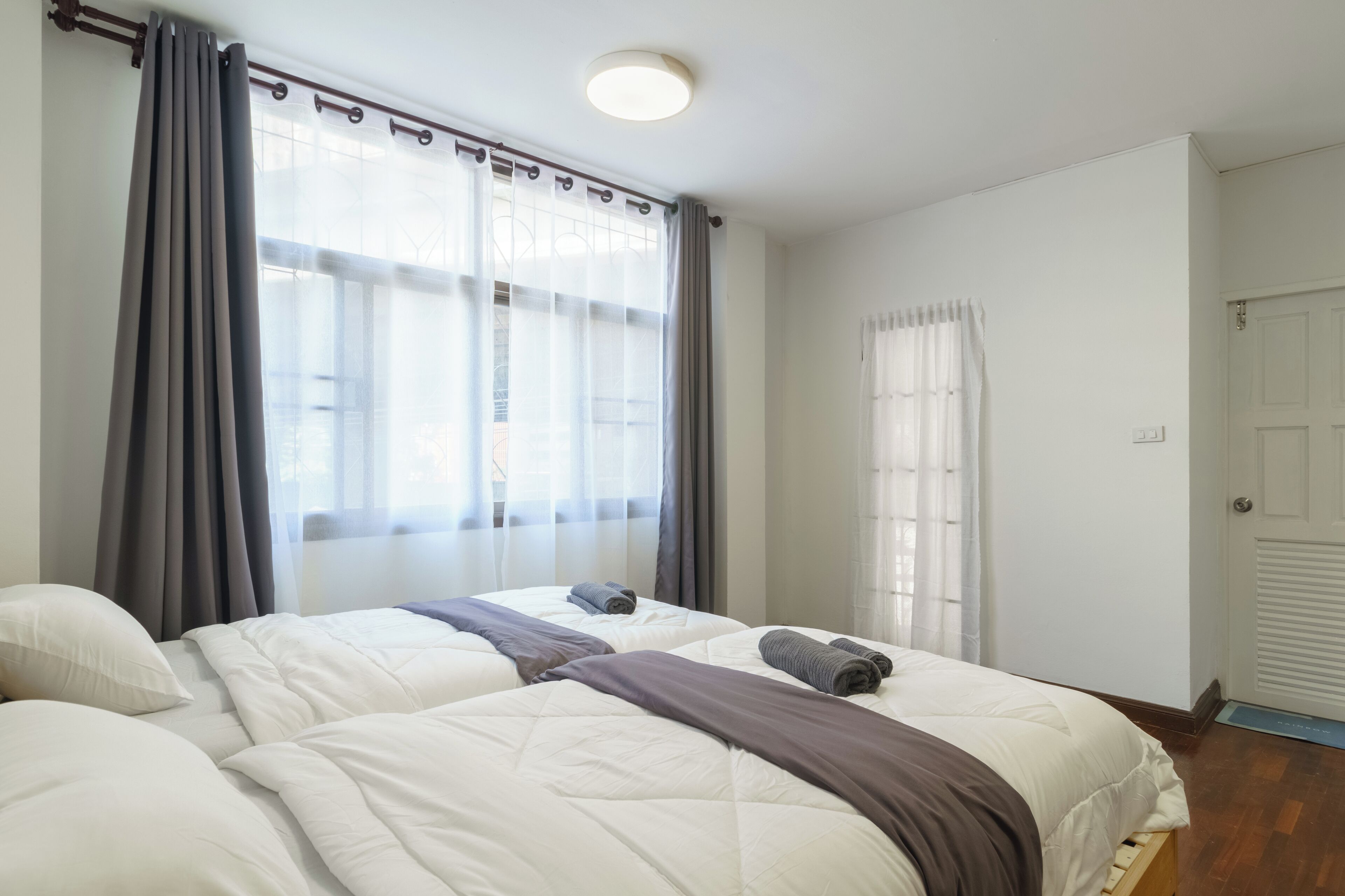 4 bedrooms, iron/ironing board, internet, bed sheets