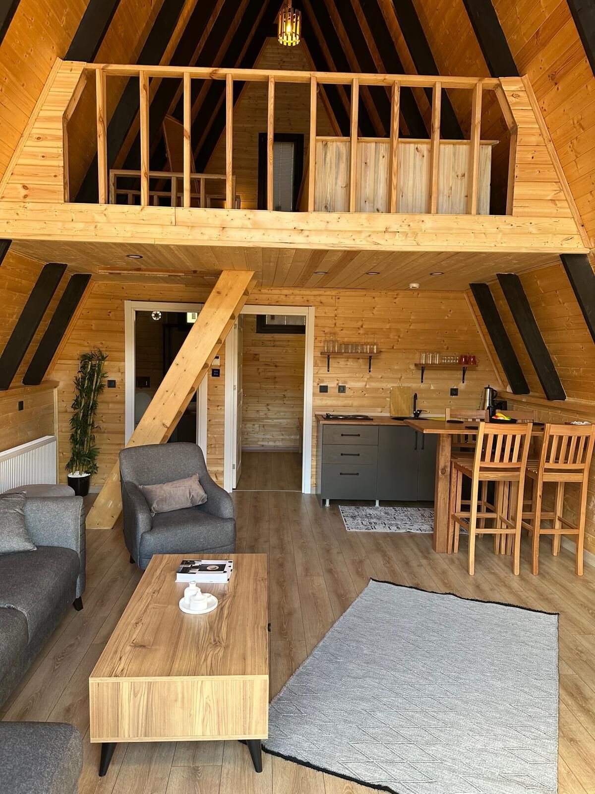 Familienbungalow, Bergblick | Wohnbereich | 60-Zoll-Smart-TV mit Digitalempfang, Netflix, Hulu