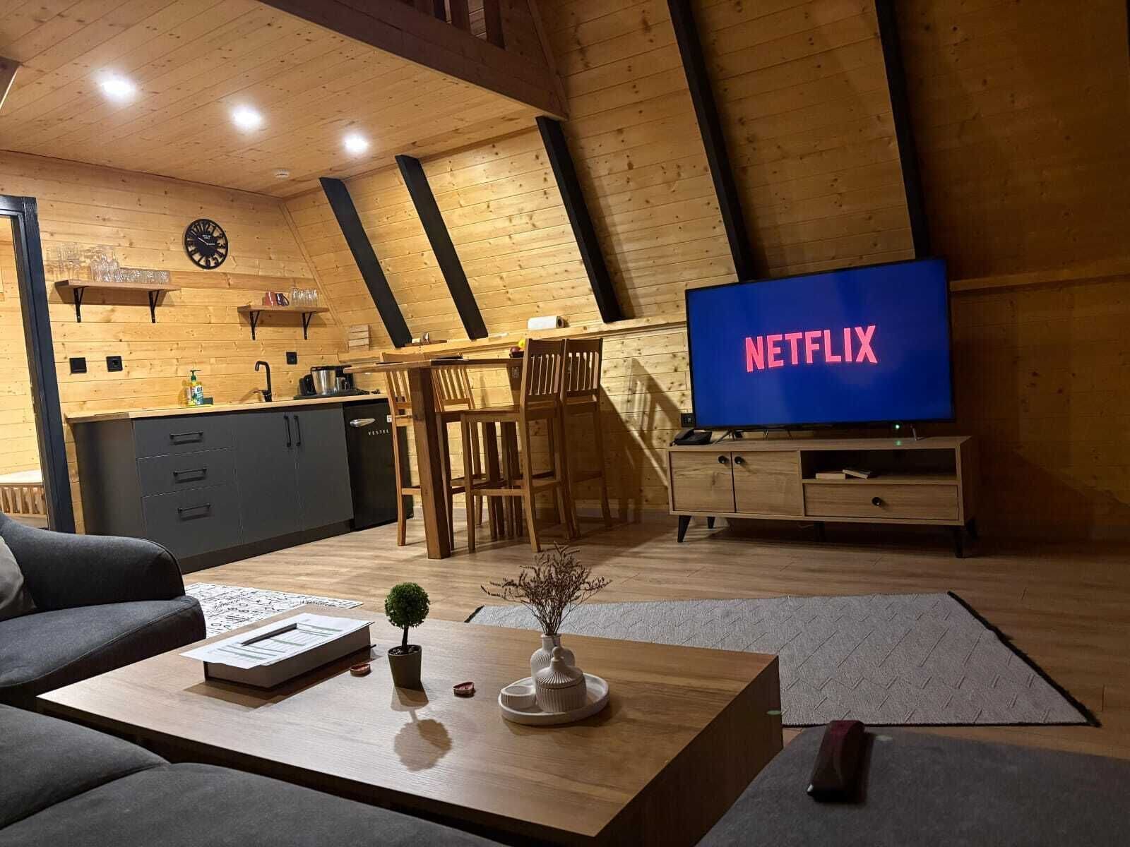 Frigobar, parrilla de estufa, cafetera y tetera y tetera eléctrica 