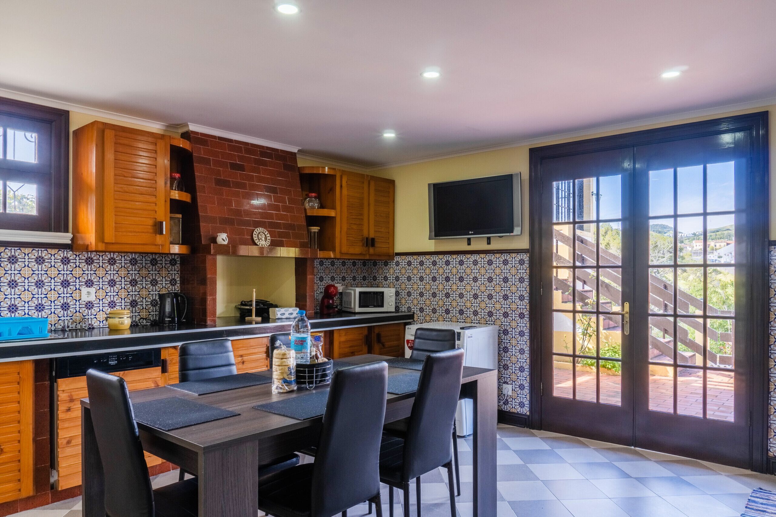 Fridge, microwave, oven, coffee/tea maker