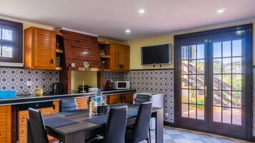 Fridge, microwave, oven, coffee/tea maker